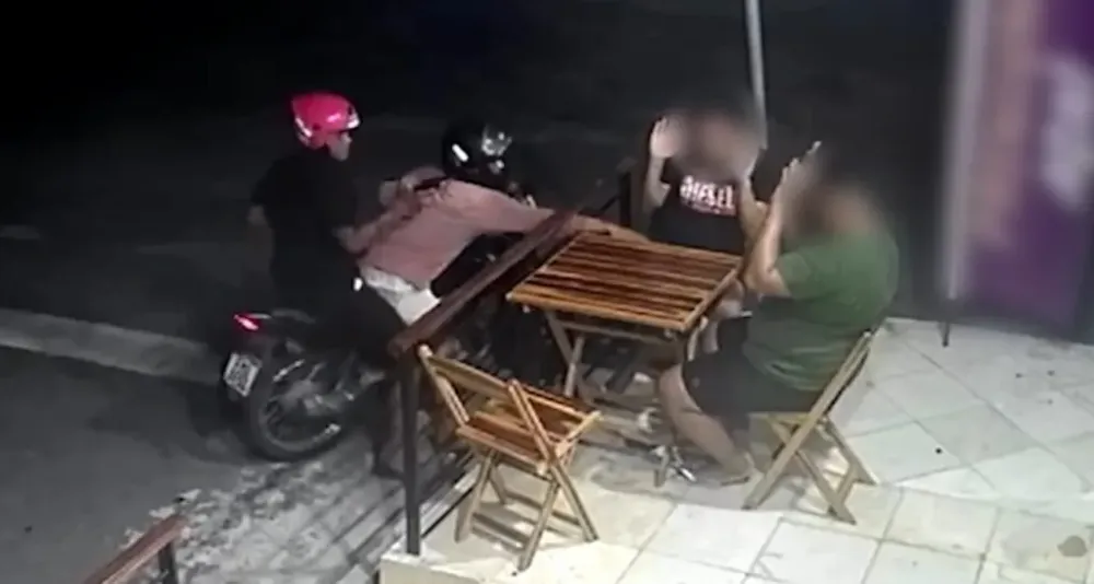 Dupla de criminosos em moto é flagrada fazendo assalto a clientes de loja de açaí, no Ceará