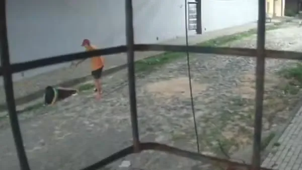 Mulher foge de tentativa de homicídio, cai na rua e escapa após arma falhar na hora do disparo