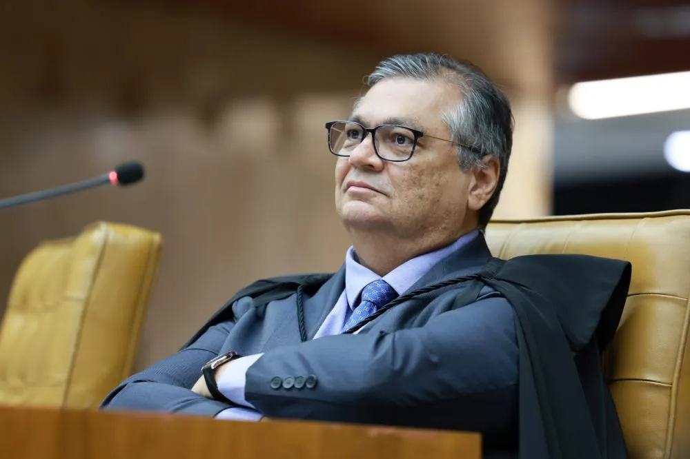 Dino dá 60 dias para CGU apurar aplicação de R$ 469 milhões de emendas PIX sem plano de trabalho; tem prefeitura do CE na mira