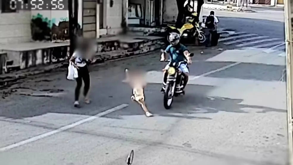 Criança de três anos é atropelada por moto ao cruzar rua no Ceará