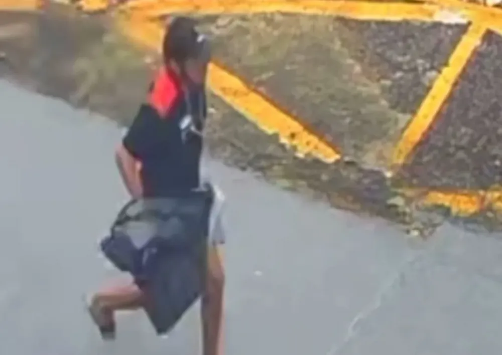 Mulher é assaltada por criminoso com faca, ao sair de carro, e tem bolsa e celular roubados