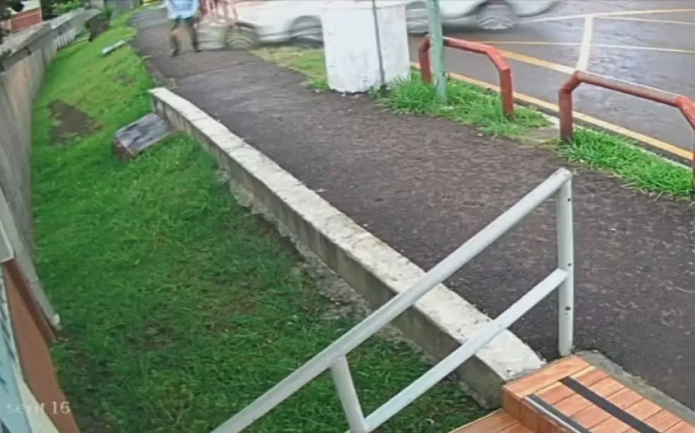 Motorista bêbado atropela idoso na calçada