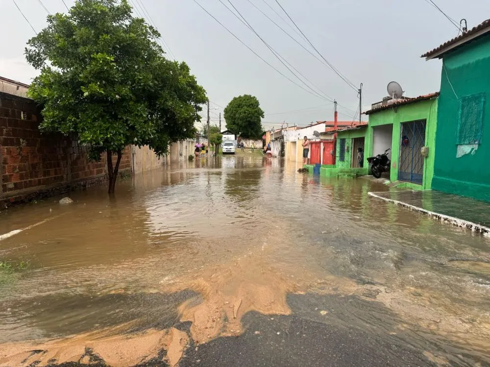 Rápida chuva de 42 mm provocou alagamentos em ruas de Santa Quitéria