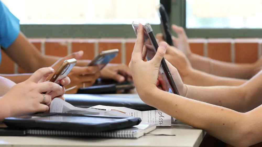 Conselho reprova medida radical adotada por escolas na proibição de celulares