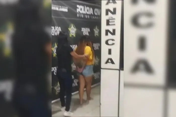 Mulher é presa por matar amiga a facadas em bar