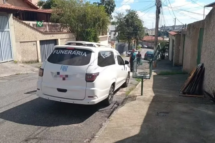 Carro de funerária é roubado e ladrão leva corpo dentro de caixão