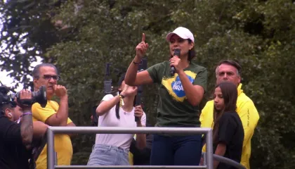 Michelle Bolsonaro mostra batom e diz que Débora é “símbolo”