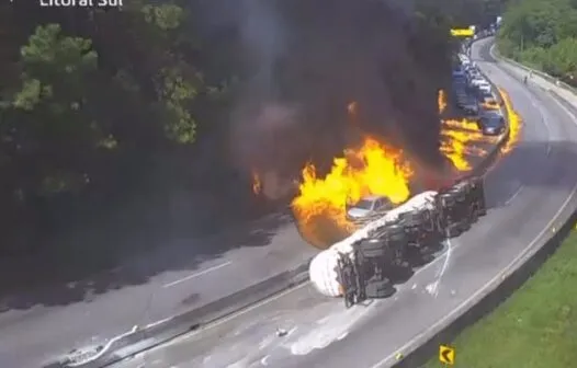 Carreta com etanol pega fogo após tombar e incendeia 25 veículos