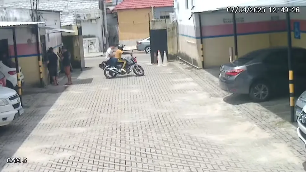 Mulher é assaltada após sair de banco com R$ 30 mil em joias e ouro, em Fortaleza