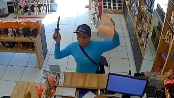 Assaltante atrapalhada deixa faca cair, é contida por vendedoras e presa em seguida, no Ceará