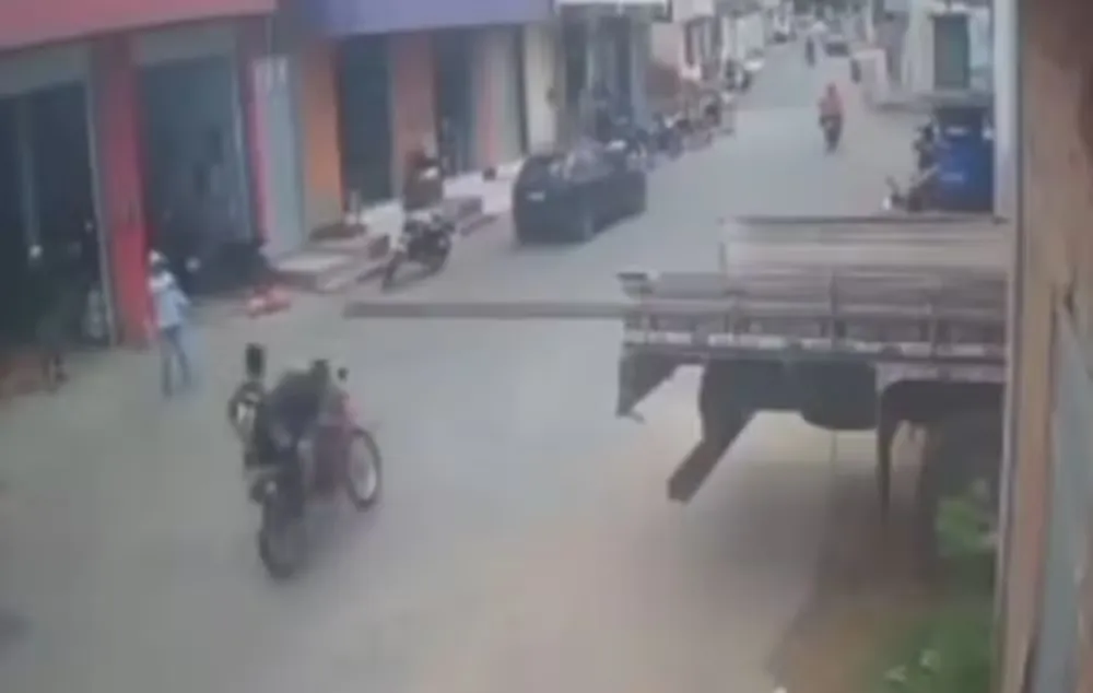 Adolescente cai de garupa de moto após ser atingido por treliças de ferro que estavam em caminhão, no Ceará