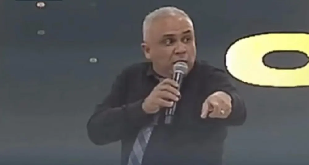 Pastor revela traição de irmã com marido da amiga durante culto