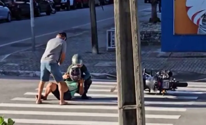 Dupla assalta motociclista; vítima pega carona, alcança criminosos e população espanca os ladrões