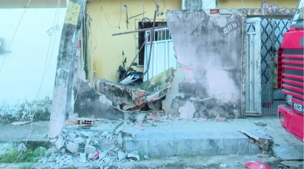 Pais deixam crianças sozinhas em caminhão, uma solta o freio de mão e veículo atinge casa