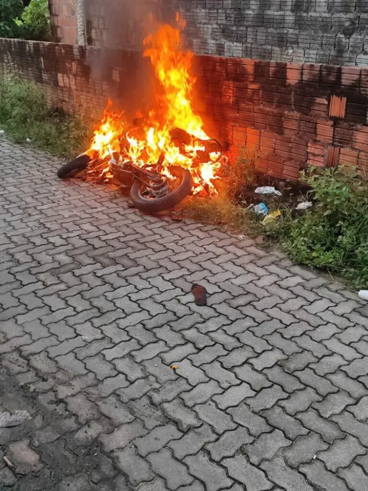 Homem é morto a tiros e tem corpo carbonizado após ataque no Aracapé, em Fortaleza