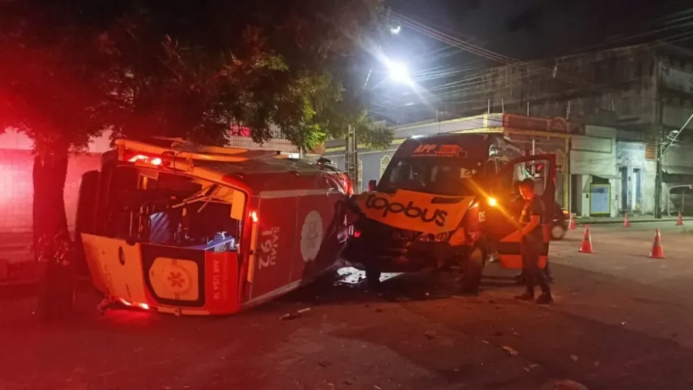 Ambulância do SAMU capota após ser atingida por van no Centro de Fortaleza