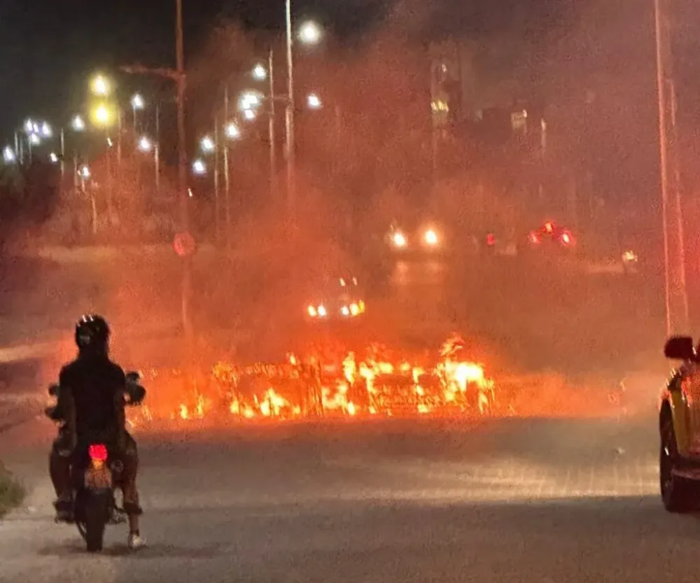 Familiares queimam colchões na rua em protesto após morte de irmãs influenciadoras