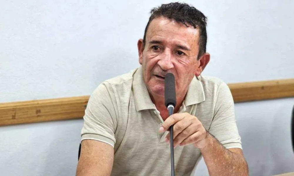 Caganeira geral: após admitir ter colocado laxante na água de colega, vereador renuncia ao cargo
