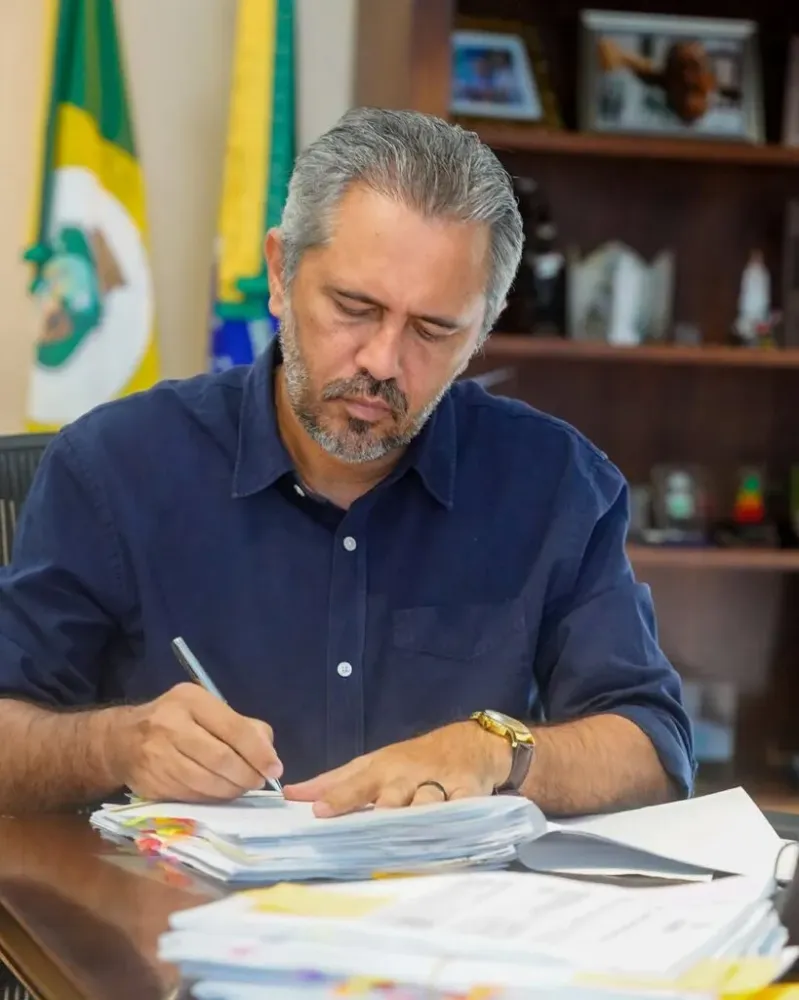 Elmano anuncia pagamento da primeira parcela do 13º salário aos servidores estaduais no Ceará