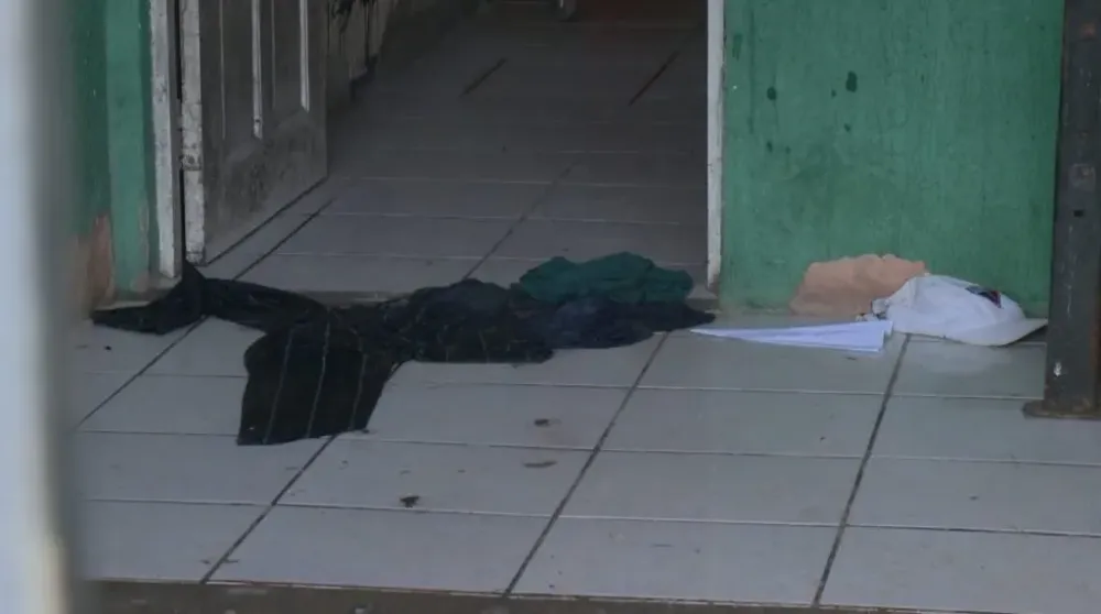 Homem é morto em casa, na frente da esposa, por criminosos fingindo ser policiais, no Ceará