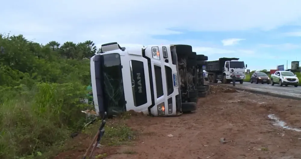 Carreta carregada com lixo orgânico tomba no Quarto Anel Viário durante forte chuva