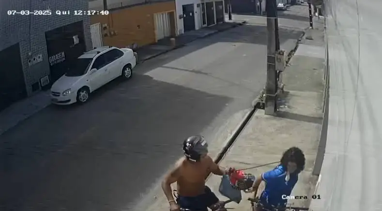 Ciclista é seguida por homem de moto e assaltada em Fortaleza
