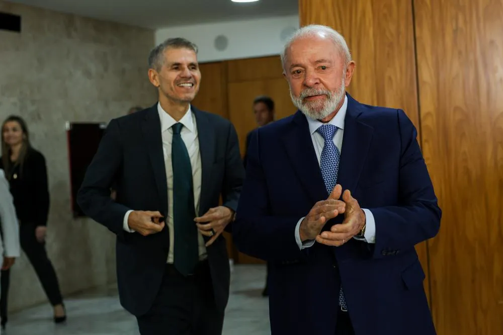 Governo Lula prepara novo slogan e vai adotar discurso nacionalista para recuperar popularidade