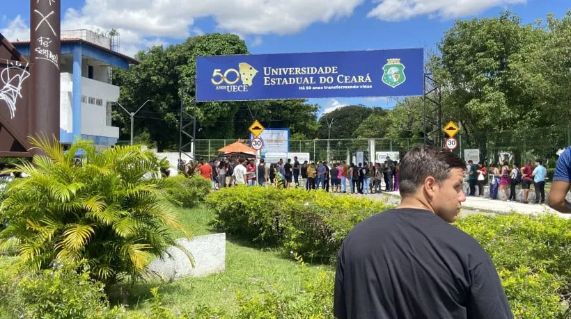 Provas do concurso da PMCE são aplicadas para 50 mil candidatos em quatro municípios cearenses