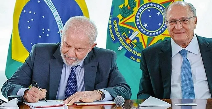 Em busca de recuperar popularidade, presidente Lula veta aumento do número de deputados federais