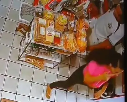 Casal assalta comércio em Fortaleza; mulher grávida chama atenção durante o crime