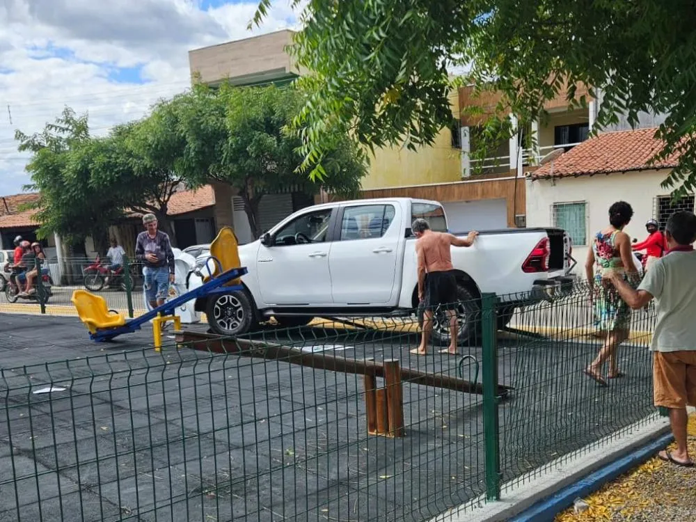 Carro invade calçada e derruba muro da Brinquedopraça dos Pereiros, em Santa Quitéria