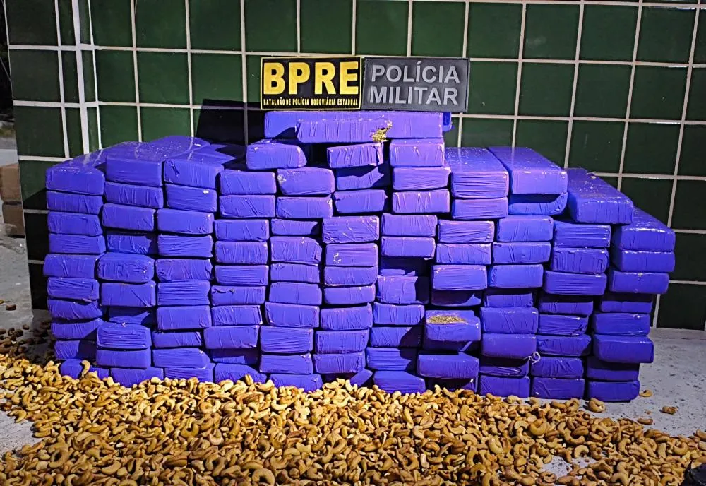 Polícia apreende 112 tabletes de maconha transportados em carro em Santa Quitéria; dois homens foram presos