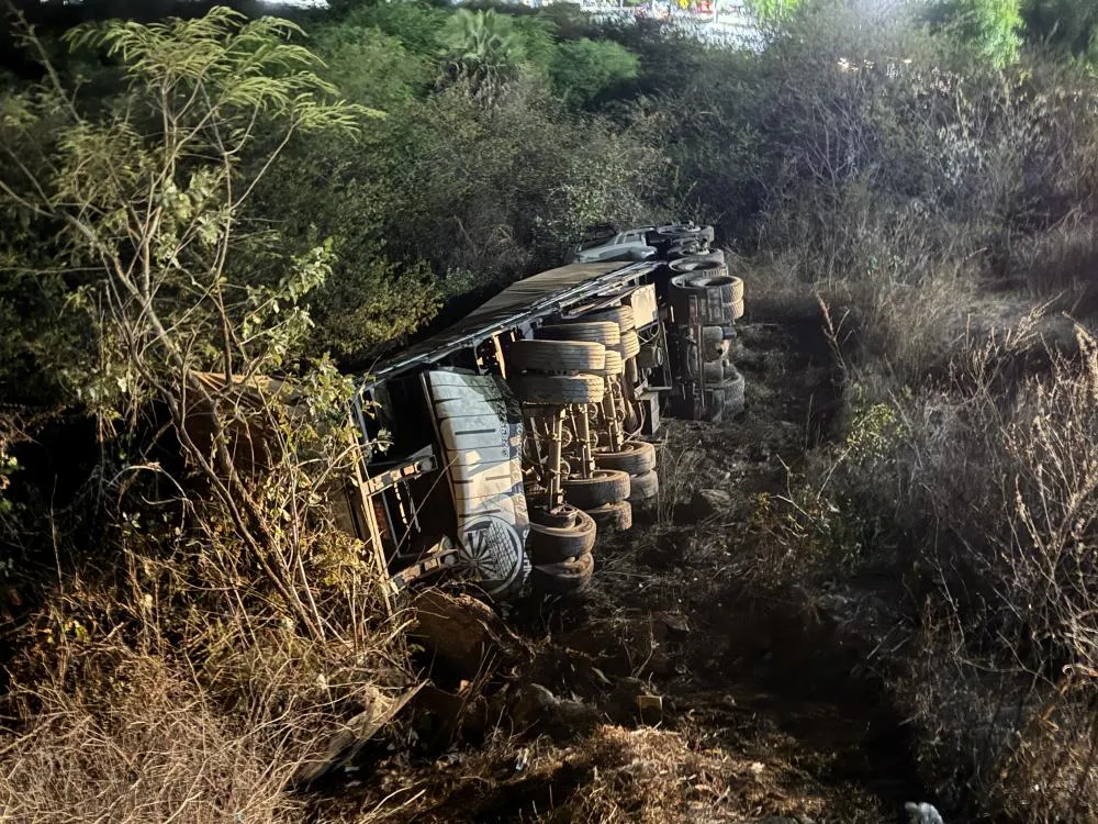 Carreta desce aterro e tomba, no bairro Arco, em Santa Quitéria
