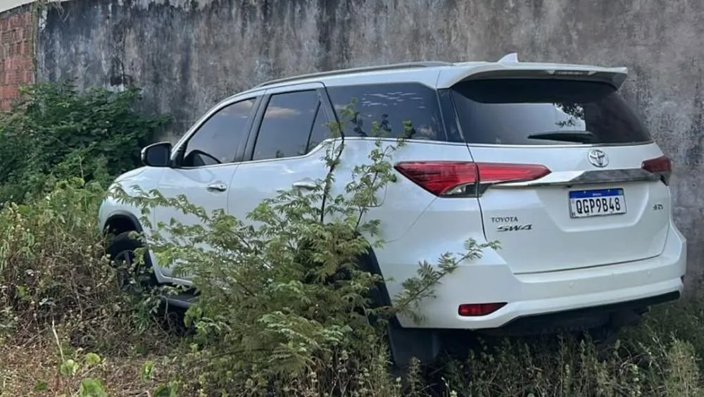 Criminosos invadem salão paroquial de igreja em Frecheirinha, fazem padre refém e roubam carro de luxo