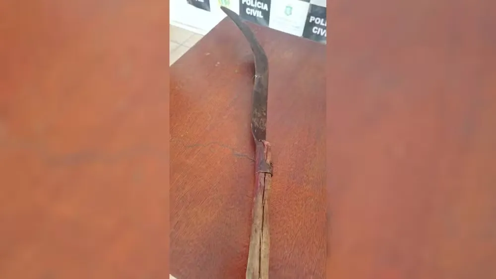Foice usada em ataque de vizinho contra o outro em Quixeramobim (CE) — Foto: Reprodução