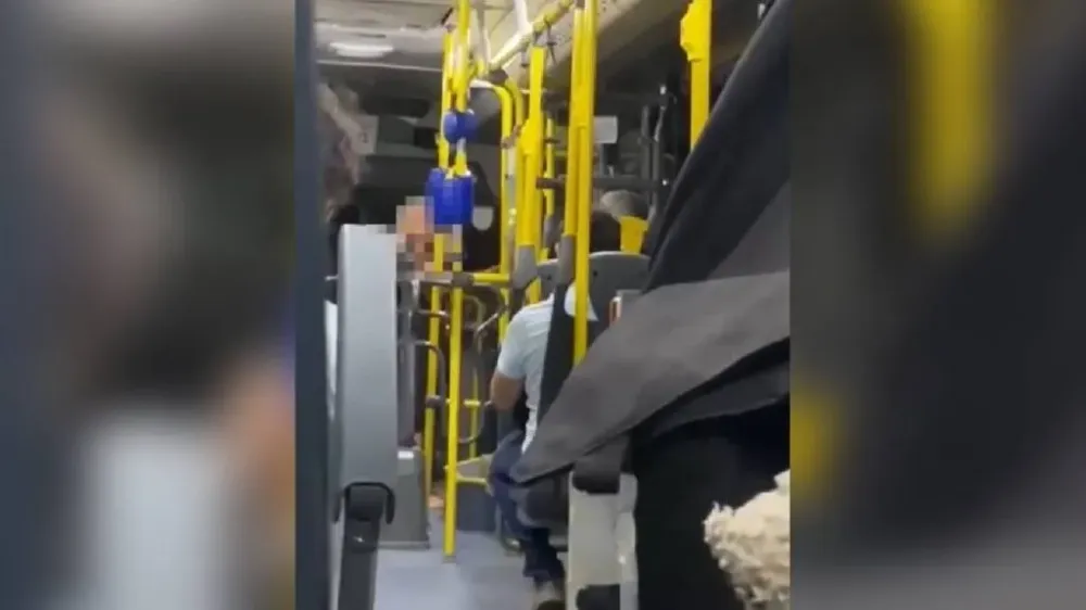 Idosa é flagrada agredindo motorista e passageiro dentro de ônibus no Ceará 