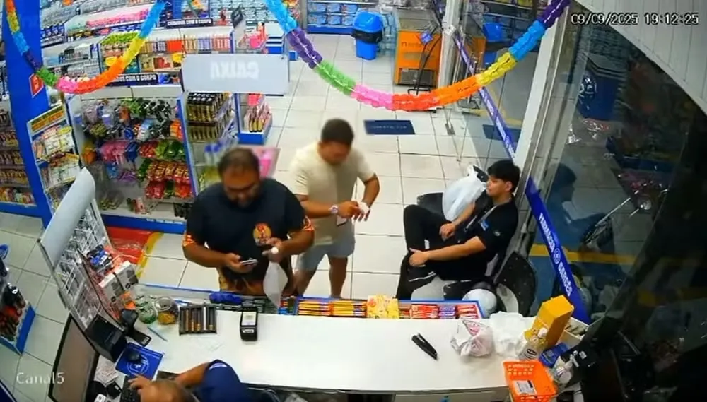 O empresário aparece em imagens de uma farmácia com ferimento na mão pouco depois das 19h — Foto: Reprodução