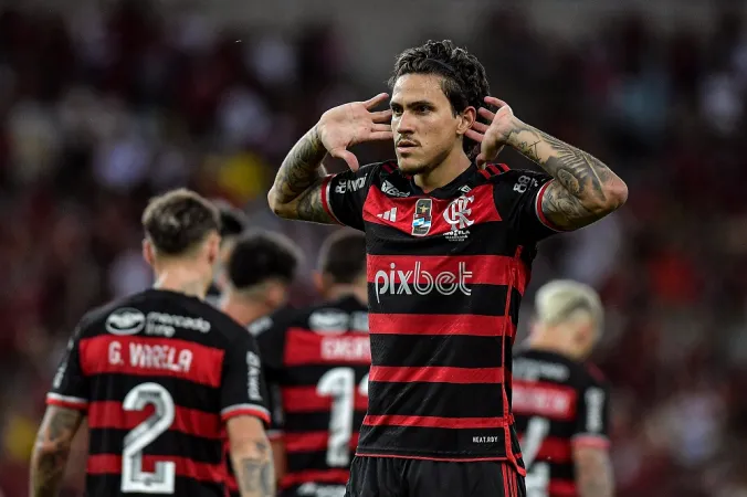 Pedro sofre lesão muscular a dez dias da final da Libertadores e deve desfalcar o Flamengo