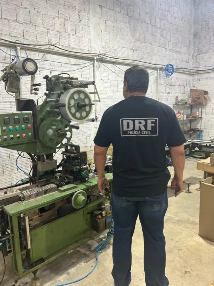 Polícia Civil descobre fábrica clandestina de cigarros no Ceará e prende 10 homens paraguaios