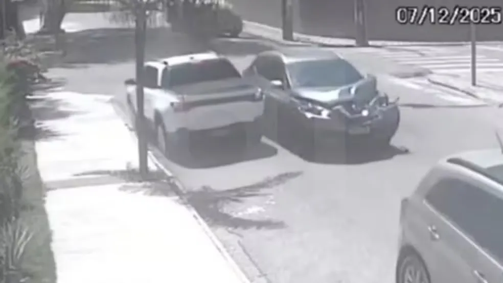 Motorista colide, sai arrastando veículos e foge sem prestar socorros