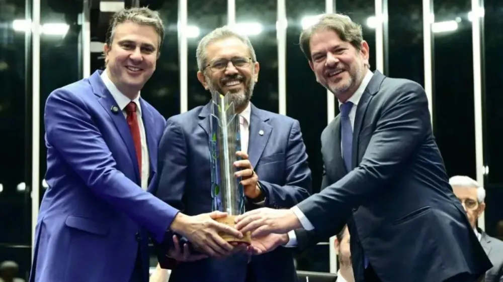 Cid diz que Camilo sair do MEC seria “terrível” para Elmano: “Deixa de ser sombra e vira fantasma”