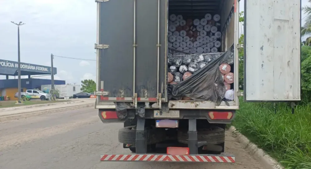 Homem é preso ao transportar 18 toneladas de tecidos sem nota fiscal no Ceará