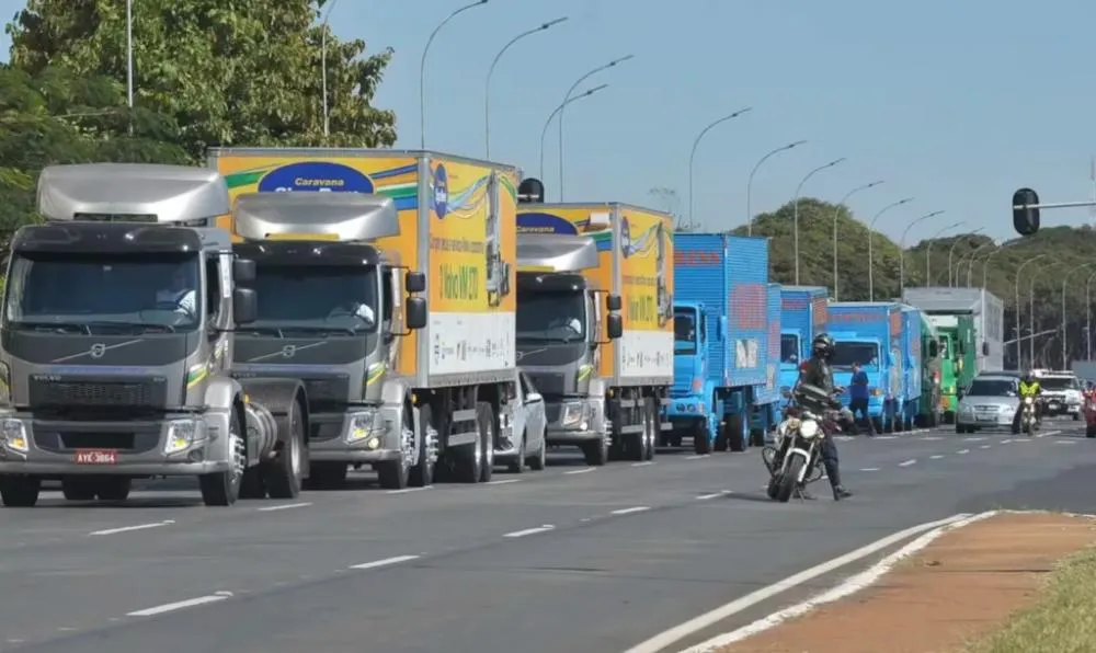Caminhoneiros ameaçam greve nacional diante da alta do diesel