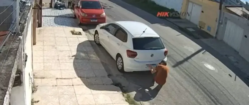 Criminosos são flagrados furtando placas de carros em rua de Fortaleza