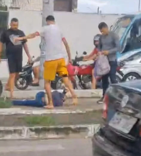 Suspeito de furto é detido e agredido por moradores em Fortaleza