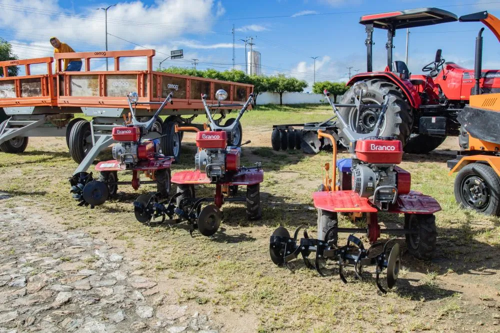 Santa Quitéria recebe implementos agrícolas e assina fomentos produtivos para fortalecer a agricultura familiar