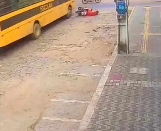 Professora escapa sem ferimentos graves após colisão entre ônibus e moto no Centro de Ipu