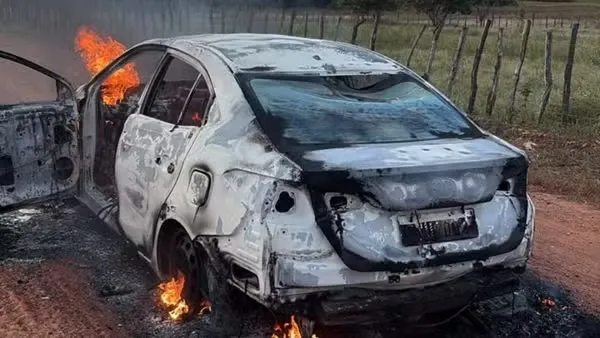 Antes de morrerem, os suspeitos incendiaram um carro usado no homicídio de um homem em Novo Oriente. — Foto: Reprodução