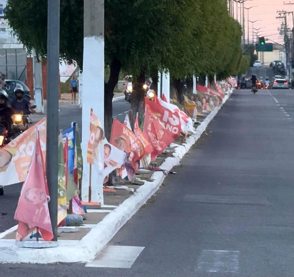 Alto volume de bandeiras prejudica circulação e visibilidade em avenidas de Santa Quitéria