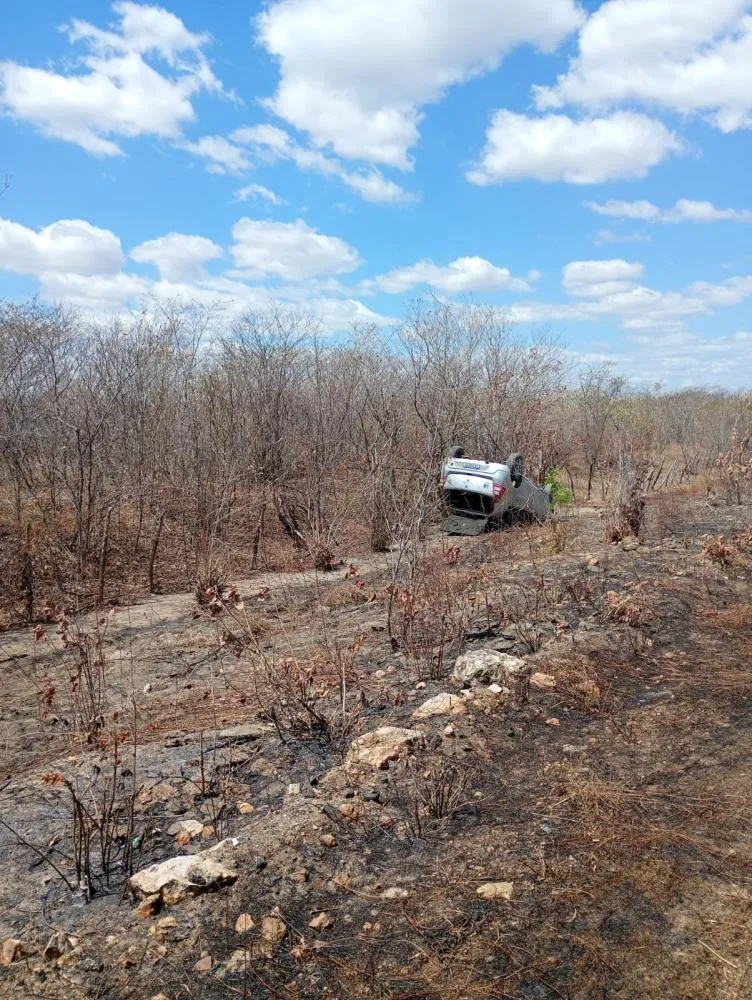 Motorista perde controle após pneu estourar e capota carro na CE-257, em Santa Quitéria